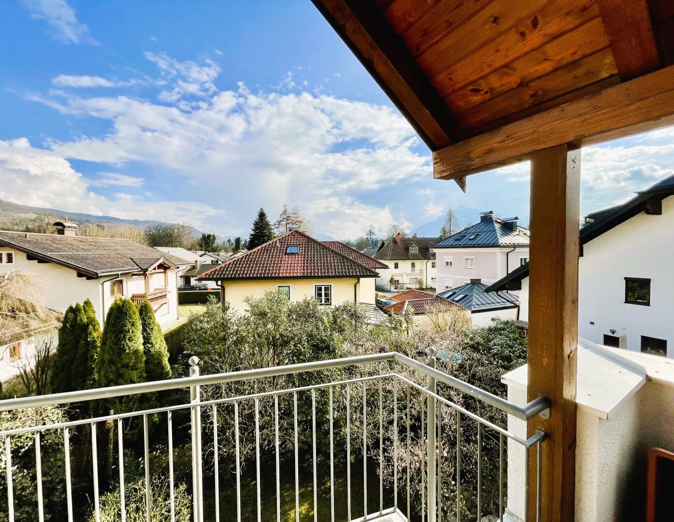 Dachgeschosswohnung mit großem Balkon und Tiefgaragenplatz in Premiumlage in Aigen