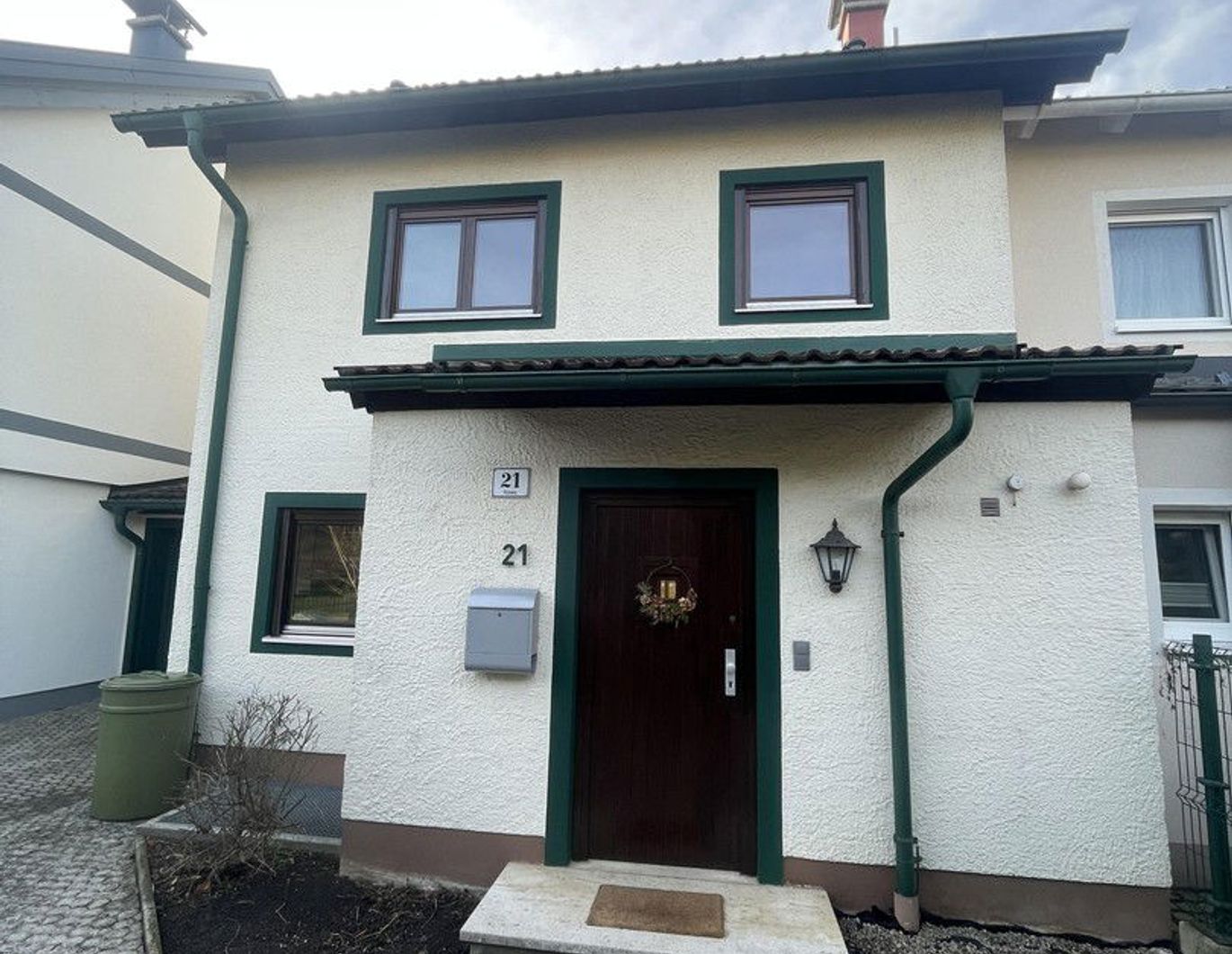 Teilmöbliertes 5-Zimmer Reihenhaus mit Garten, Garage, Keller