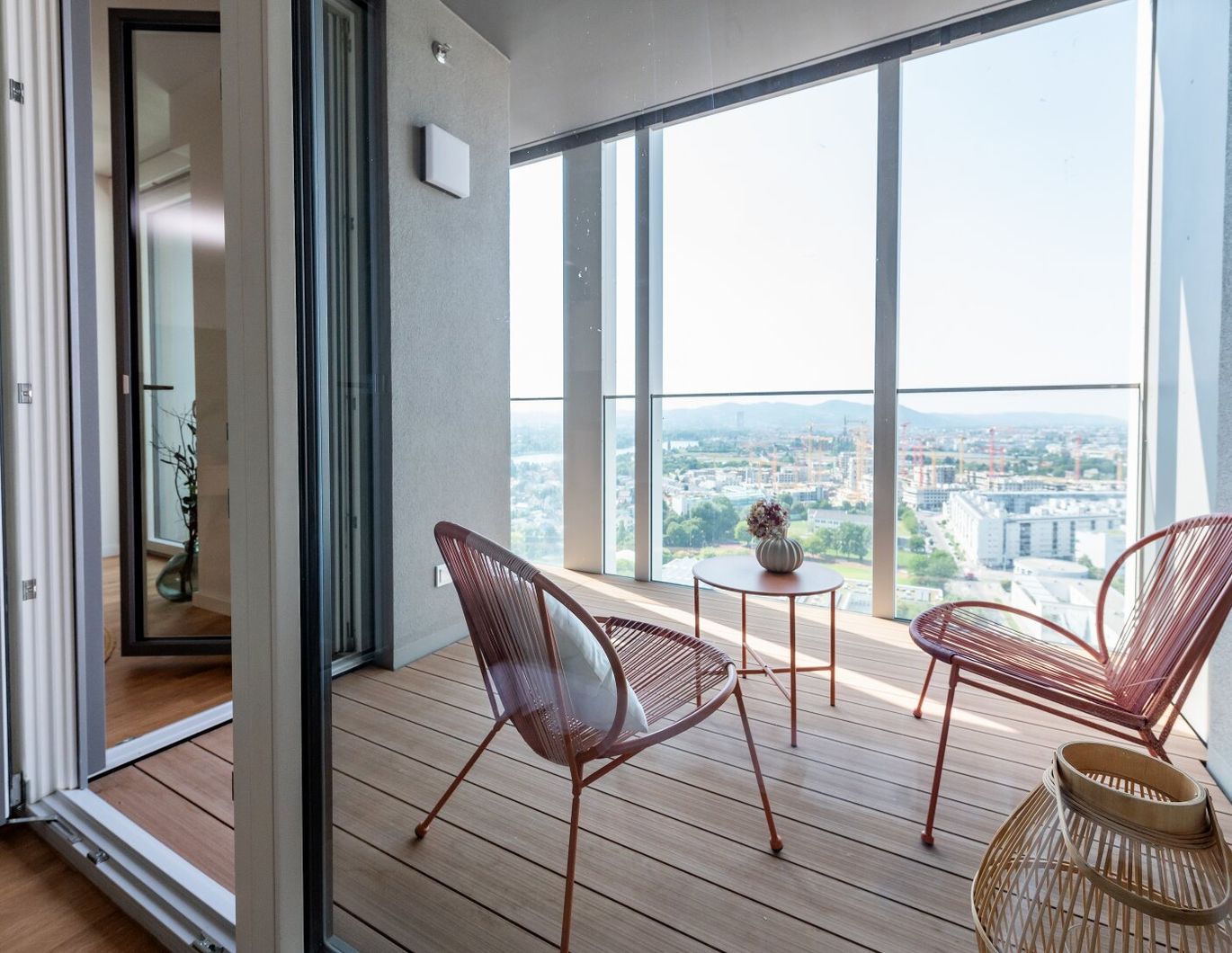 Wohnen mit Skyline-Flair - Rooftop Pool & Fitness bei der U1