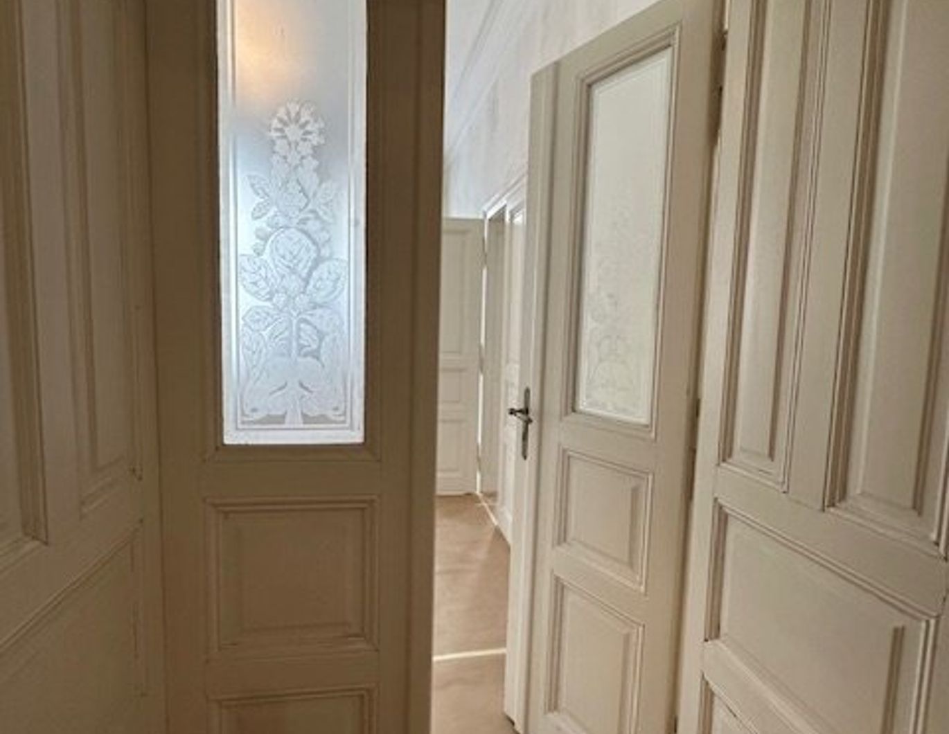 Traumhafte 4-Zimmer-Wohnung mit Blick in die Mondscheingasse. Kl. Balkon !