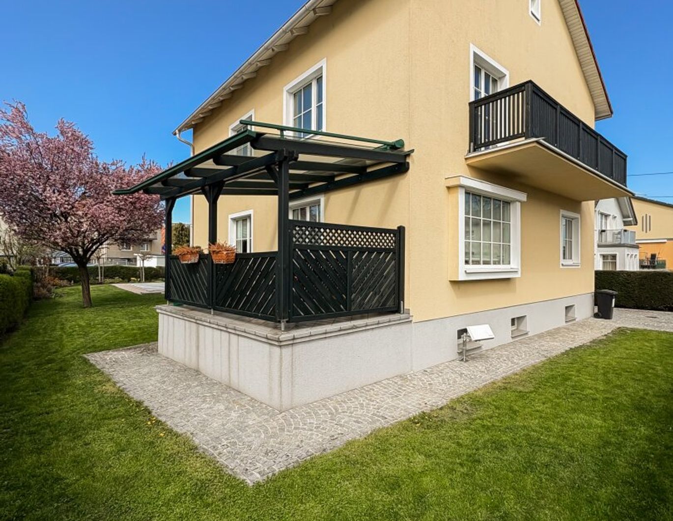 Ein- oder Zweifamilienhaus mit Pool und Doppelgarage in schöner Lage von Linz/Süd