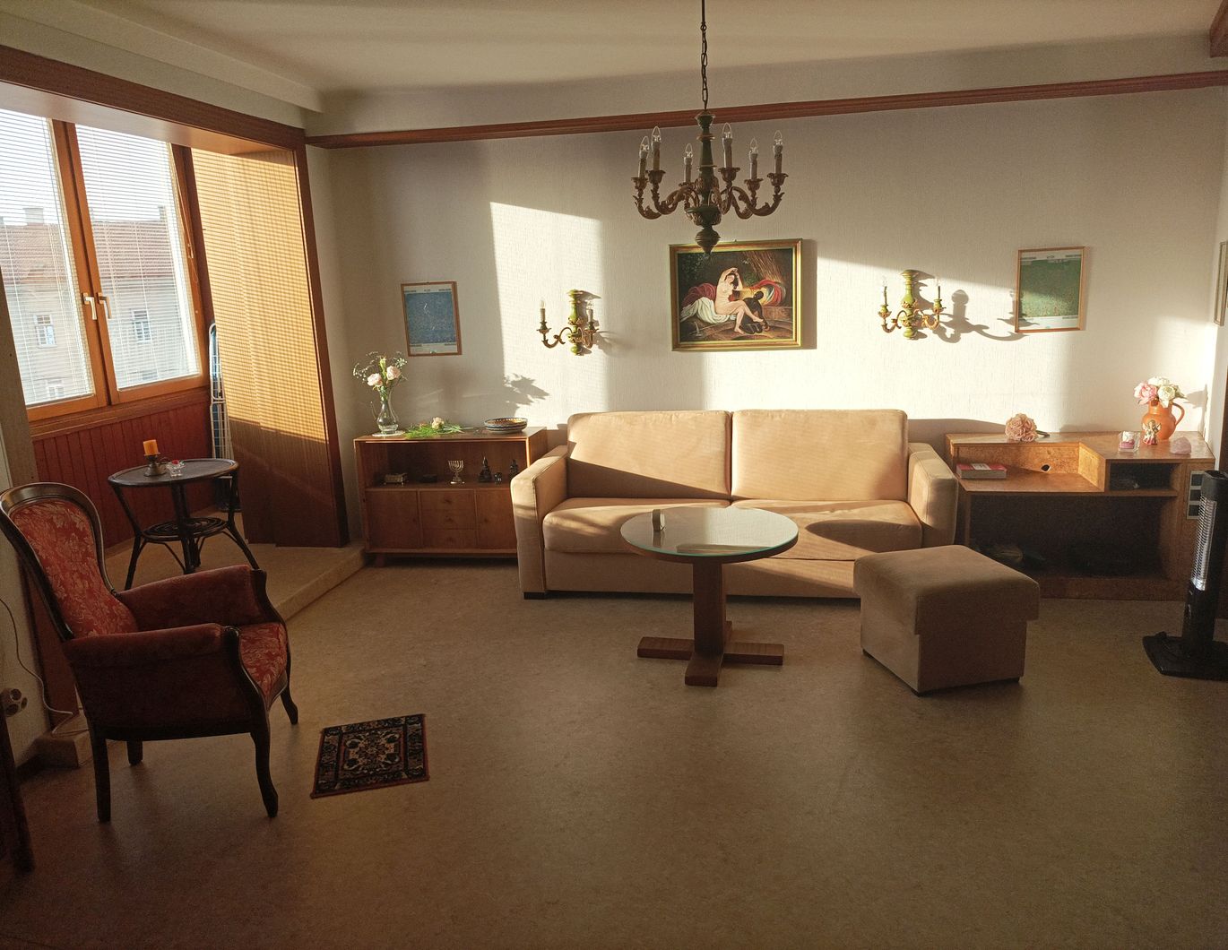 Möblierte loftartige Wohnung mit Loggia und Fernblick nach Süden und Westen. Provisionsfrei