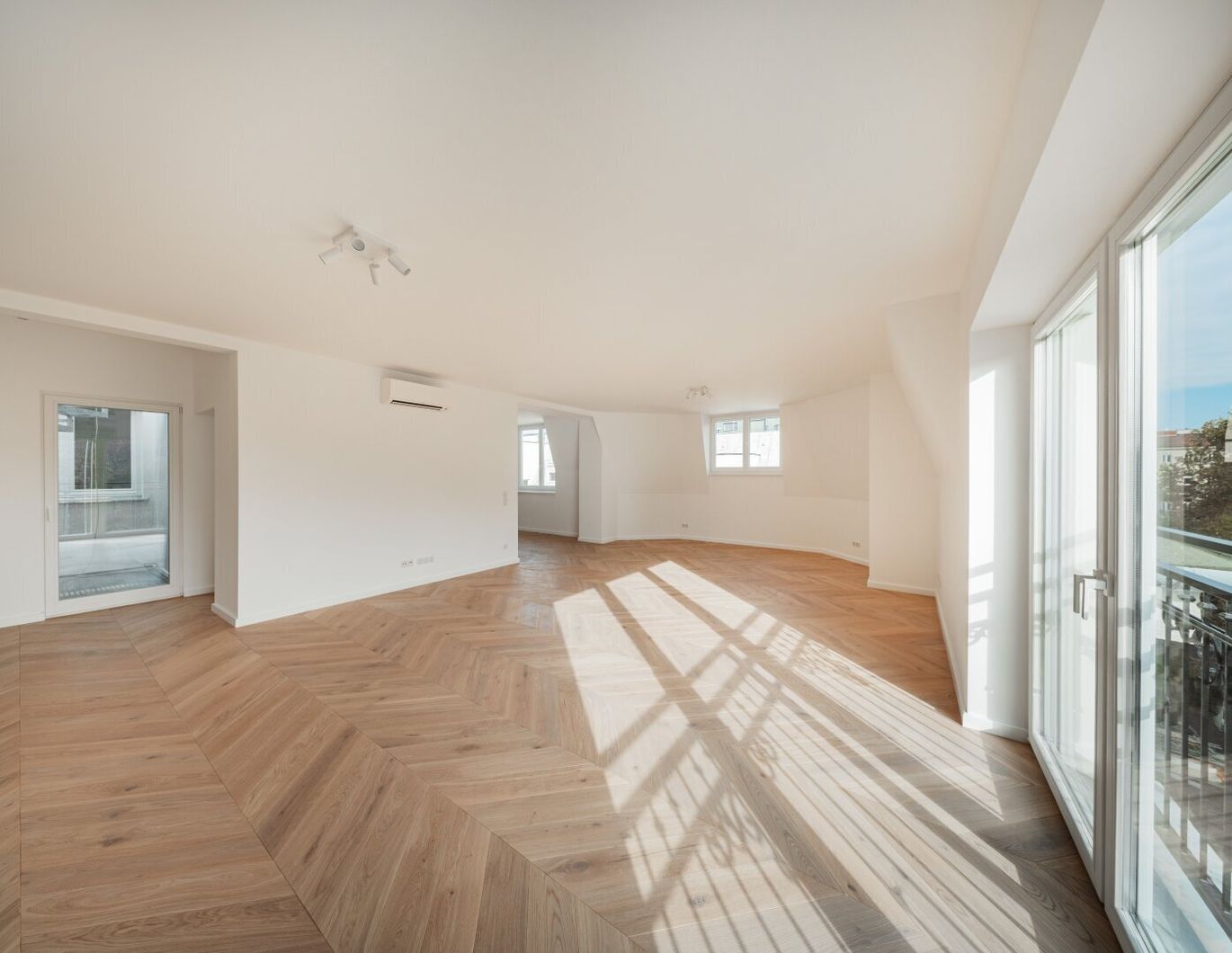 Wunderschöne 5-Zimmer-Dachgeschosswohnung - Erstbezug mit großer Dachterrasse!