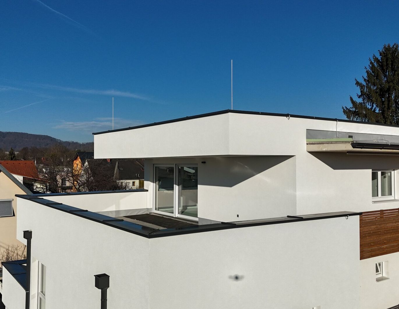 Schlüsselfertig: Sonnige Penthouse Wohnung mit großer Terrasse u. Parkplatz.