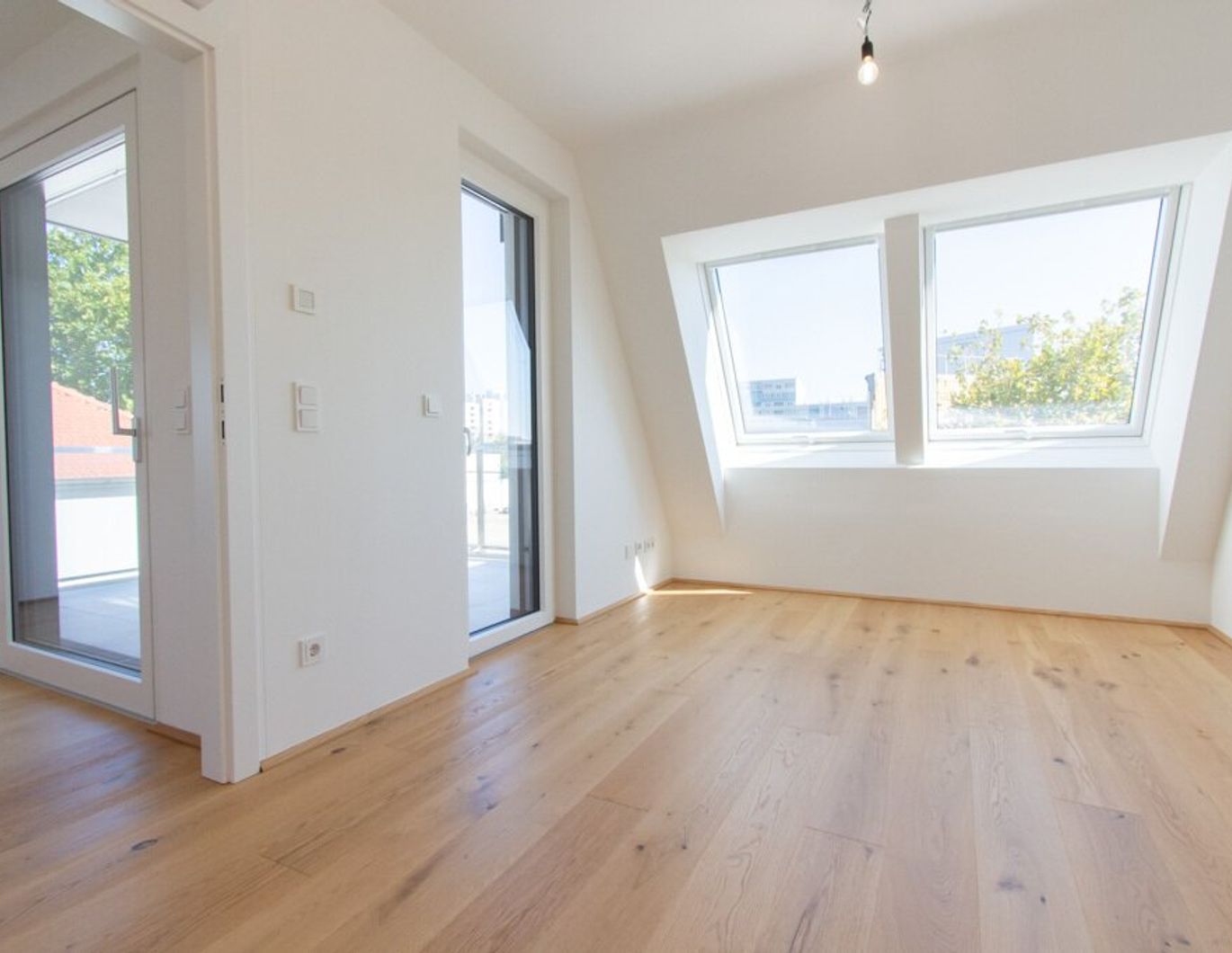 2 ZIMMER-DACHGESCHOSSWOHNUNG MIT EINBAUKÜCHE NAHE U1