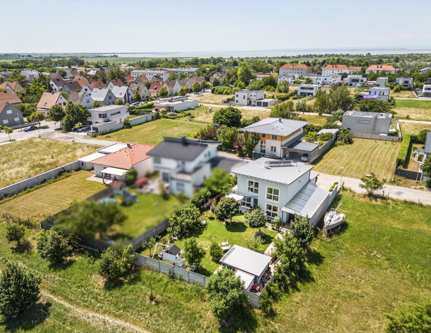 EINFAMILIENHAUS MIT GARTENOASE UND EINLIEGERWOHNUNG ZUM WOHLFÜHLEN
