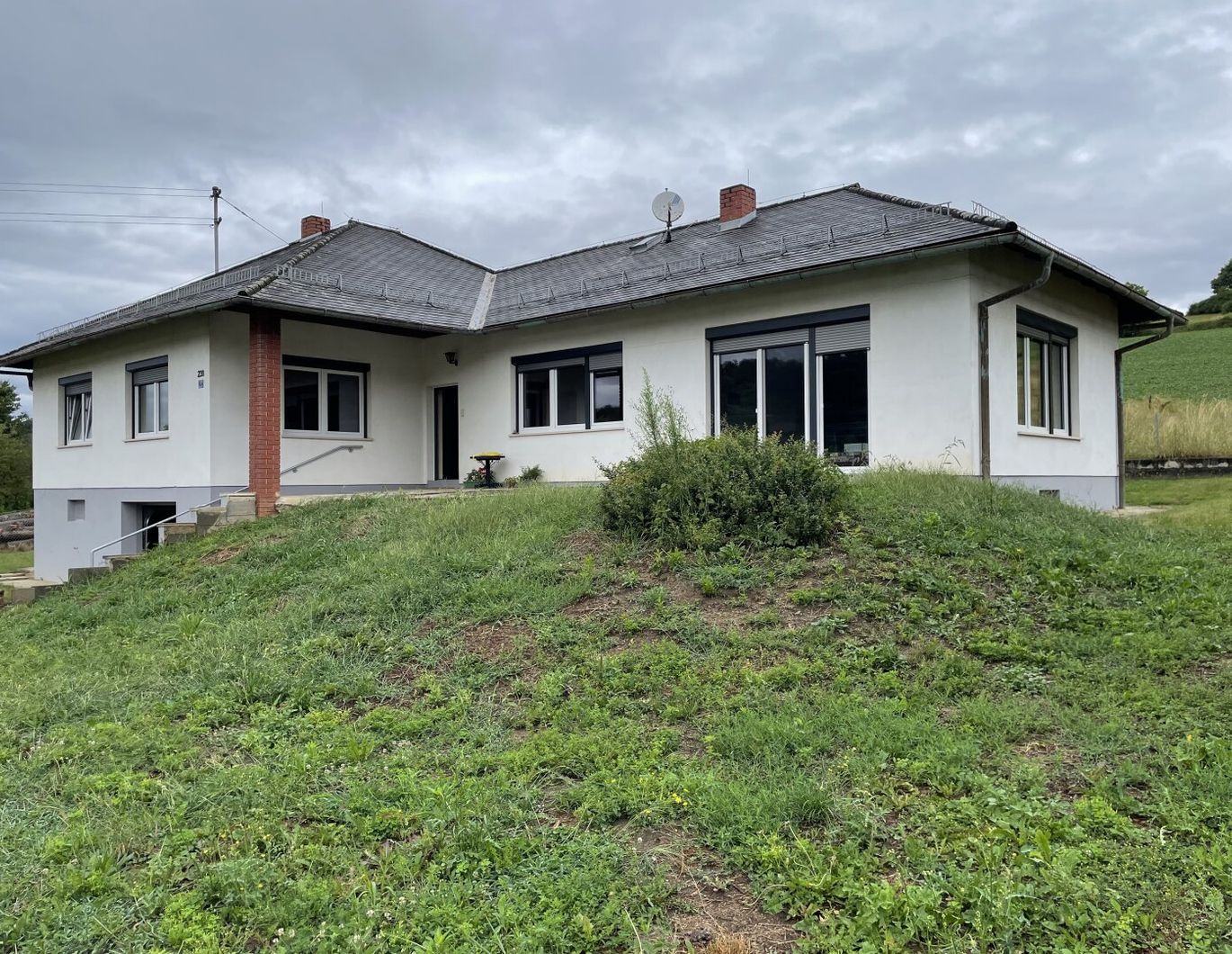 Großzügiger rundum eingezäunter Bungalow in ruhiger und sonniger Ortsrandlage