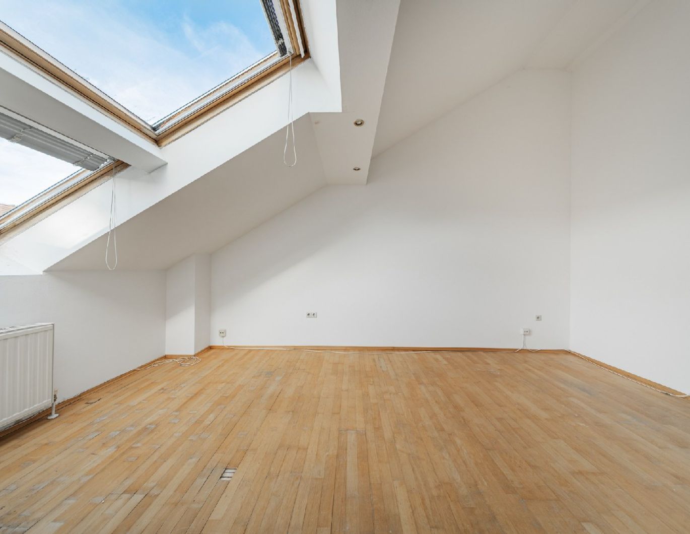 Sanierungsbedürftige 2,5-Zimmer-Dachgeschoßwohnung mit Potenzial!