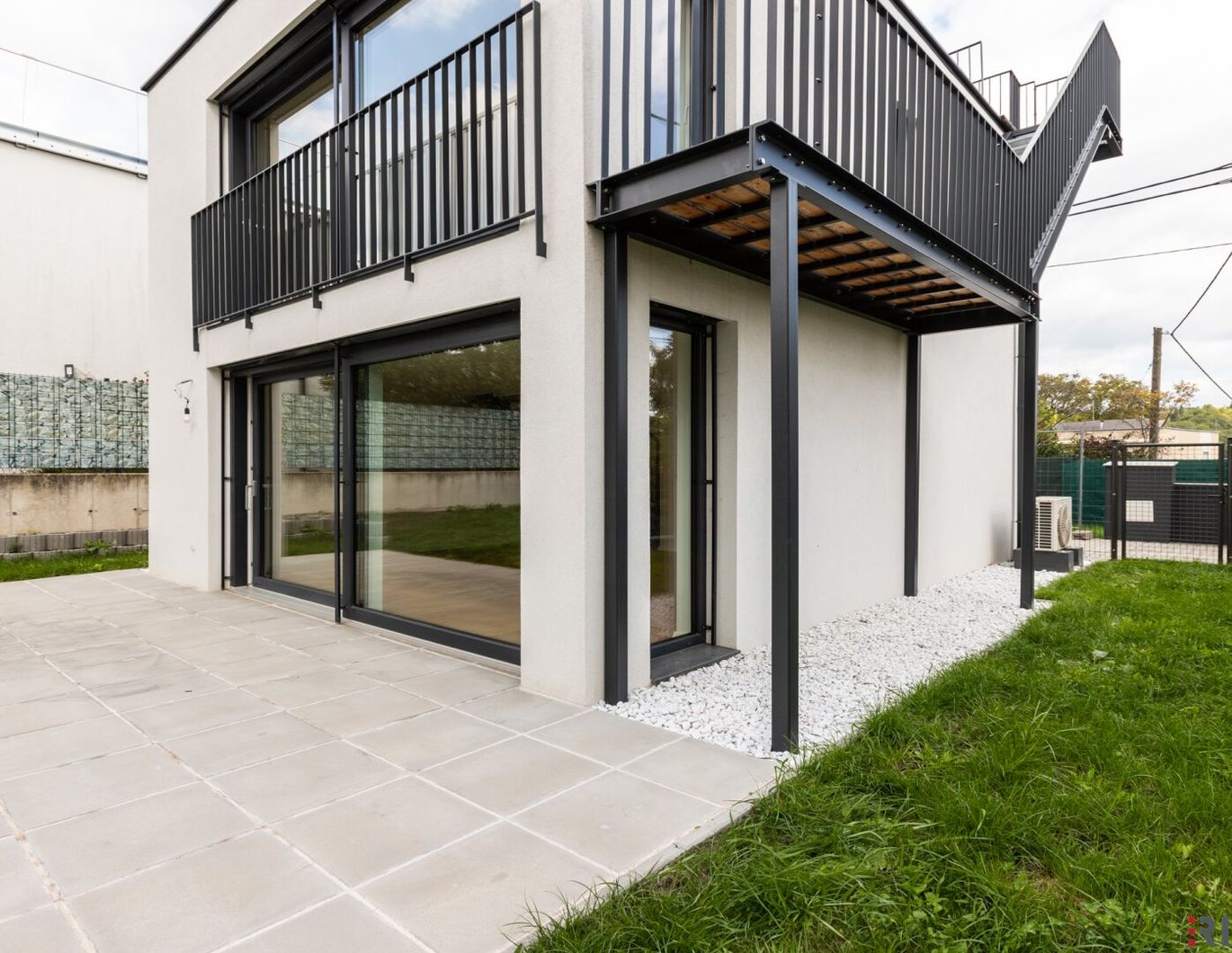 MINI VILLA AM HACKENBERG MIT CA. 37m² DACHTERRASSE UND IMPOSANTEM WEITBLICK AUF DIE CITY - EIGENGRUND IM KLEINGARTEN - GANZJÄHRIG BEWOHNBAR