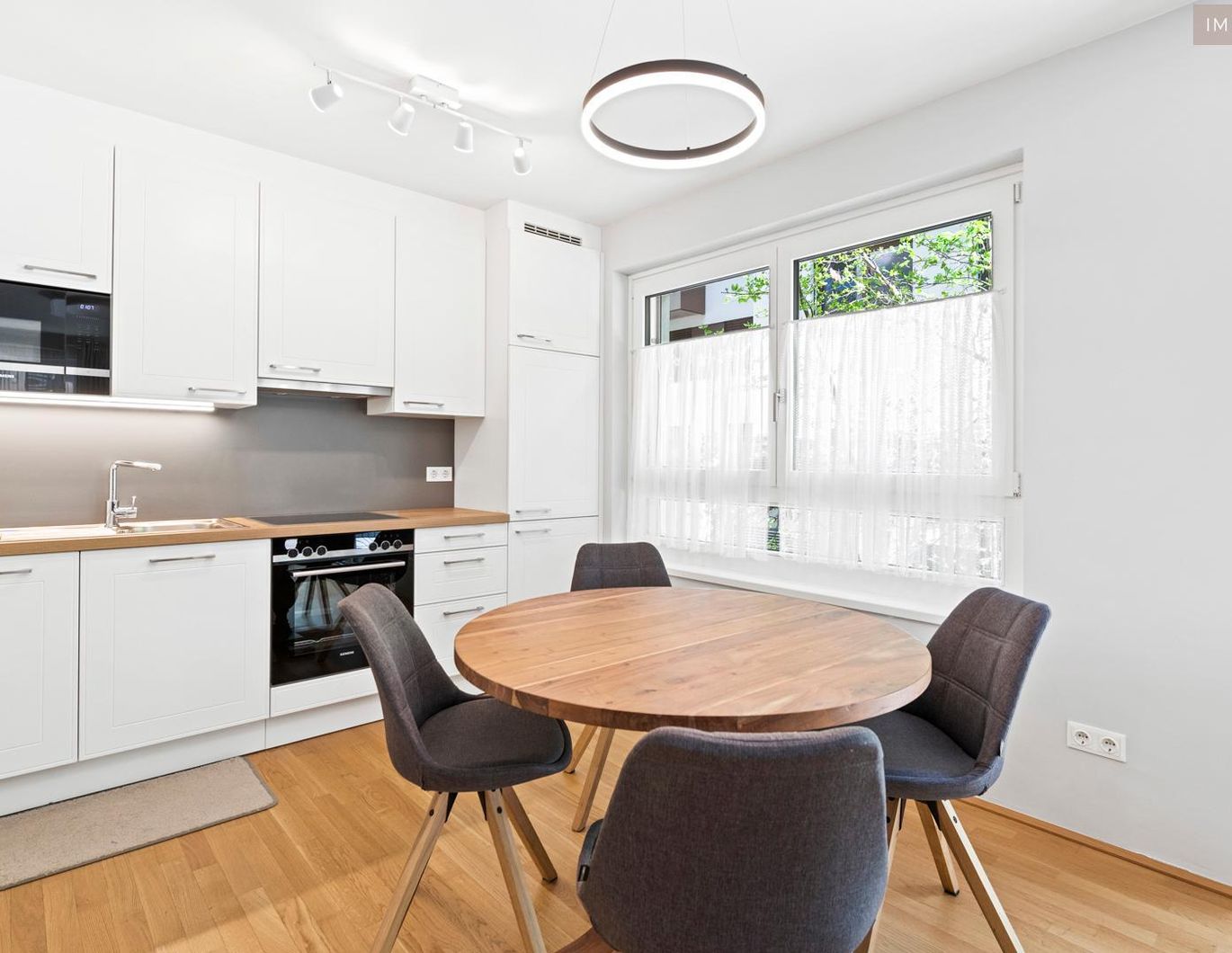 NEUBAU - BAUJAHR 2017- FERNWÄRME ! Top möblierte 2 Zimmer Wohnung mit großem Balkon in Trienna