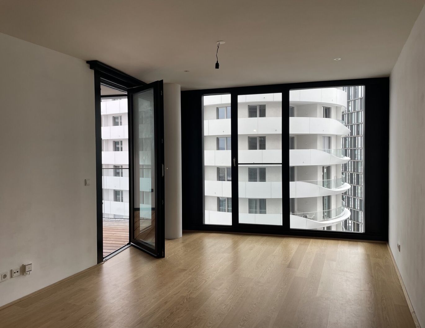 UNBEFRISTETE 2 Zimmer im 12en Stockwerk mit Loggia und vielen Extras im Haus beim Belvedere!