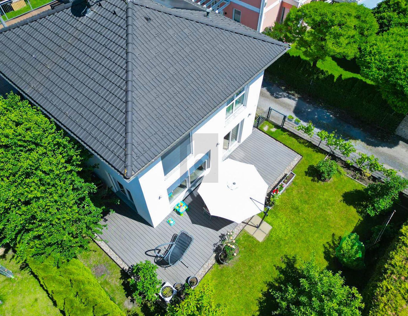 RUHIG GELEGENER FAMILIEN-TRAUM MIT GROßER TERRASSE