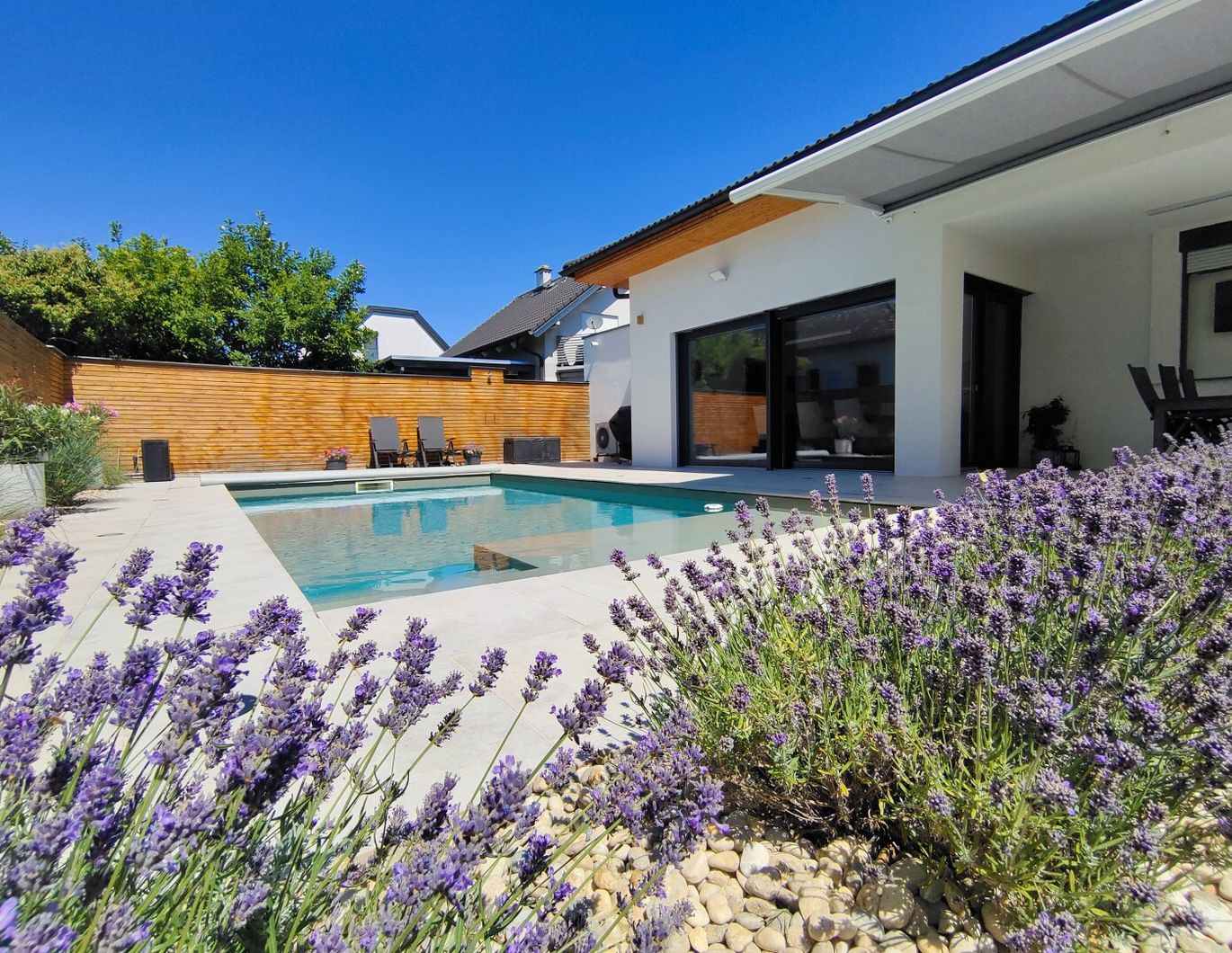 Exklusiver Bungalow in Grünruhelage ein Wohnen auf höchstem Niveau mit Pool und Smart-Home-System