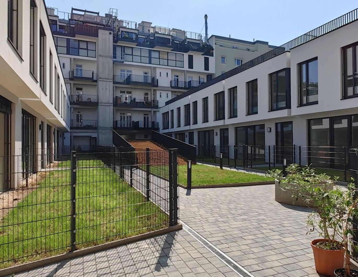 ++ Top Investition ++ Befristet vermietete Altbauwohnung + saniert + Balkon