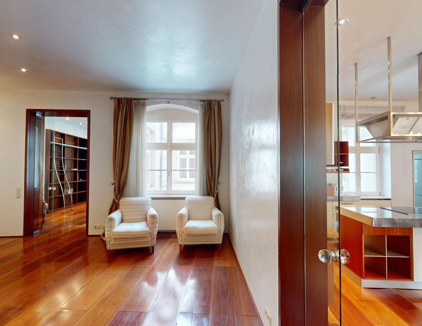 Klassisch. Zentral. Einzigartig. - Premiumwohnung im historischen Altbau - A\\