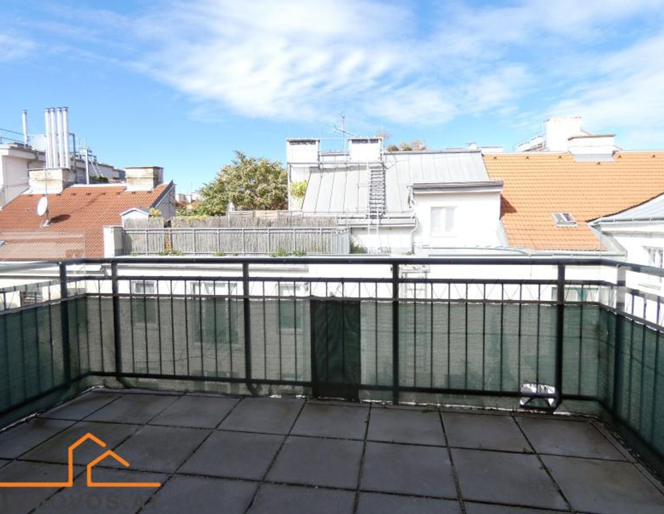 **DACHGESCHOSSMAISONETTE AUF GENERALSANIERTEM ALTHAUS. 2 BALKONE, SONNIG