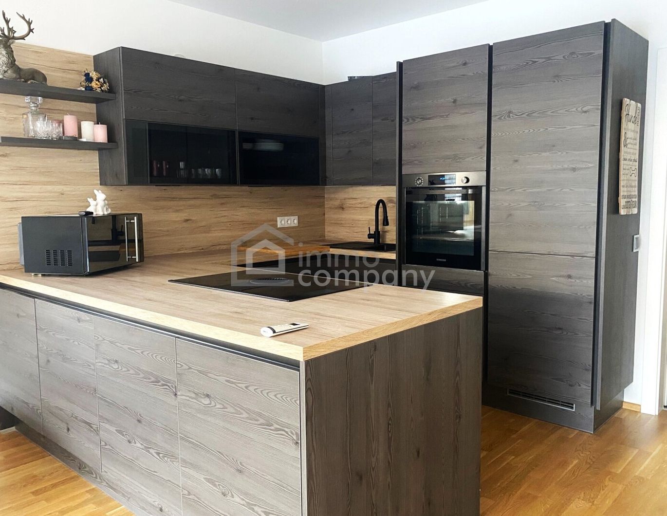 Moderne Doppelhaus-Hälfte inklusvie Küche und Doppel-Carport