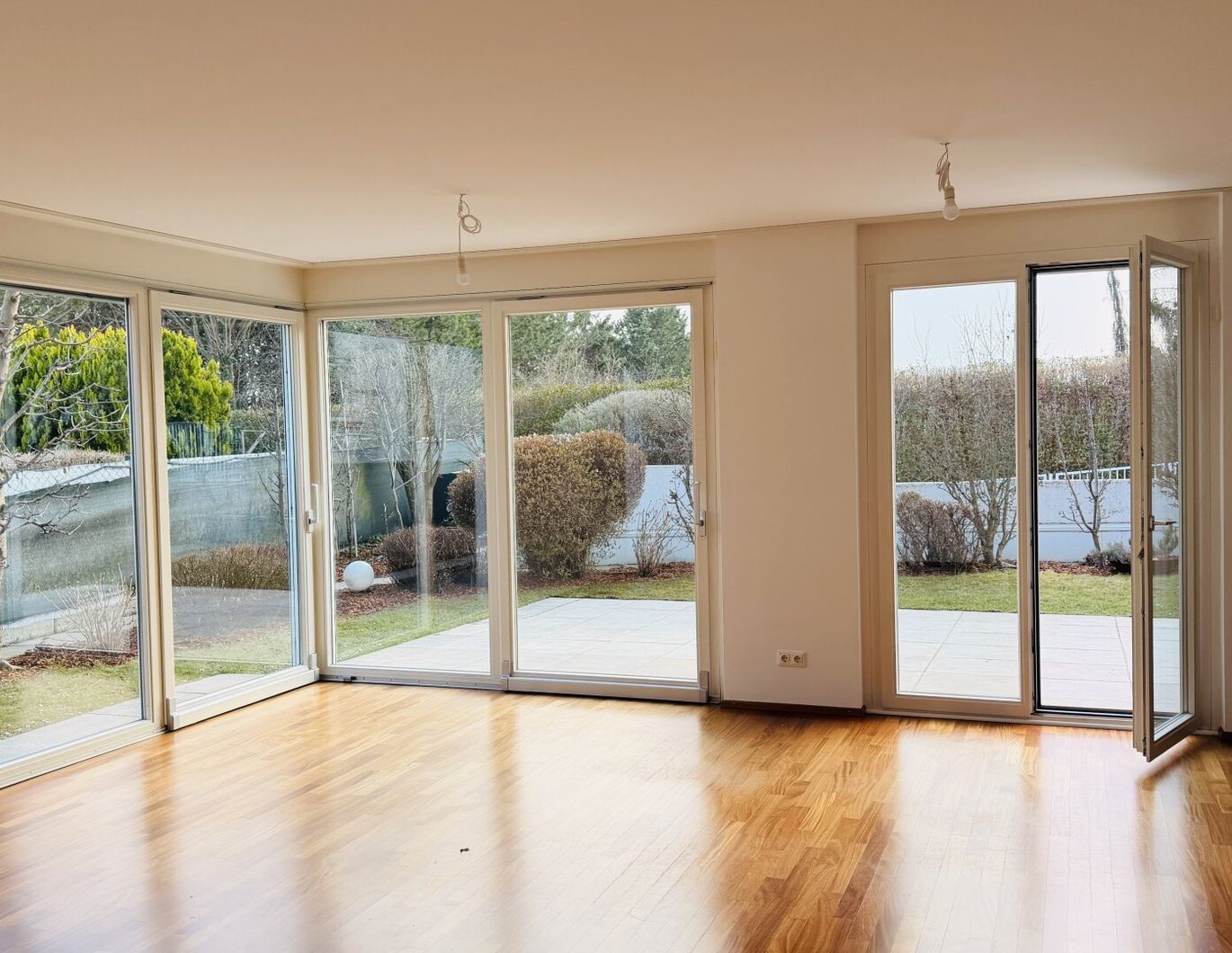 Moderne und ruhige Gartenwohnung in bester Lage, 2 Garagenplätze optional