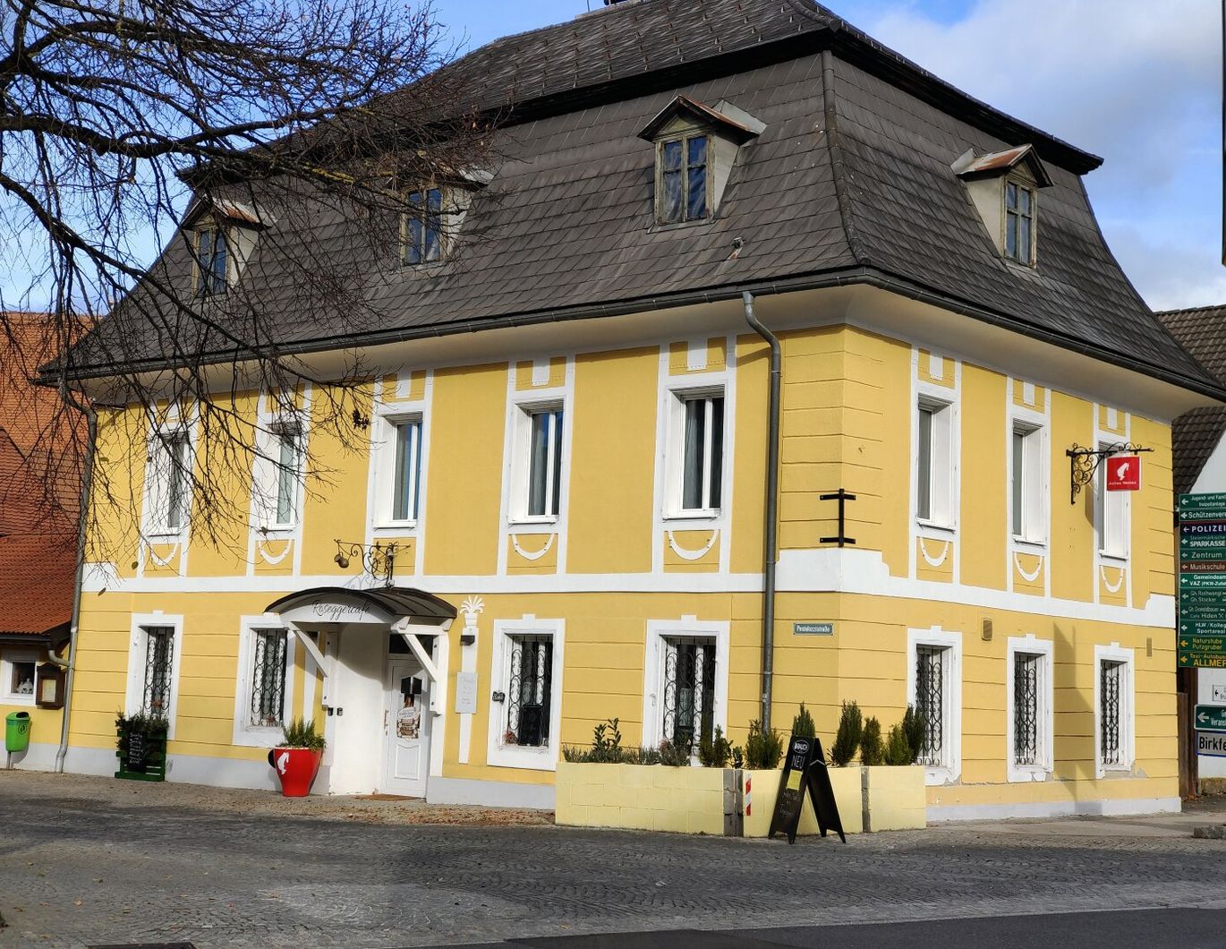 2 Liegenschaften! Top verpachtetes Cafe mit Zimmervermietung + exklusives Wohnhaus mit Innenhof + riesigem Stadl mit schönem Garten