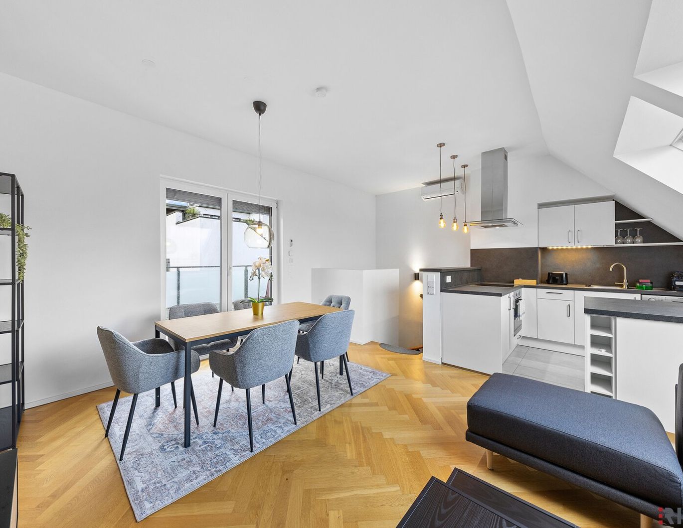 Stylische DG-WOHNUNG mit über 50m² TERRASSENFLÄCHE | RUHELAGE | Ca. 2 Min. zur U4 SCHÖNBRUNN | Ca. 15 Min. in den 1. Bezirk