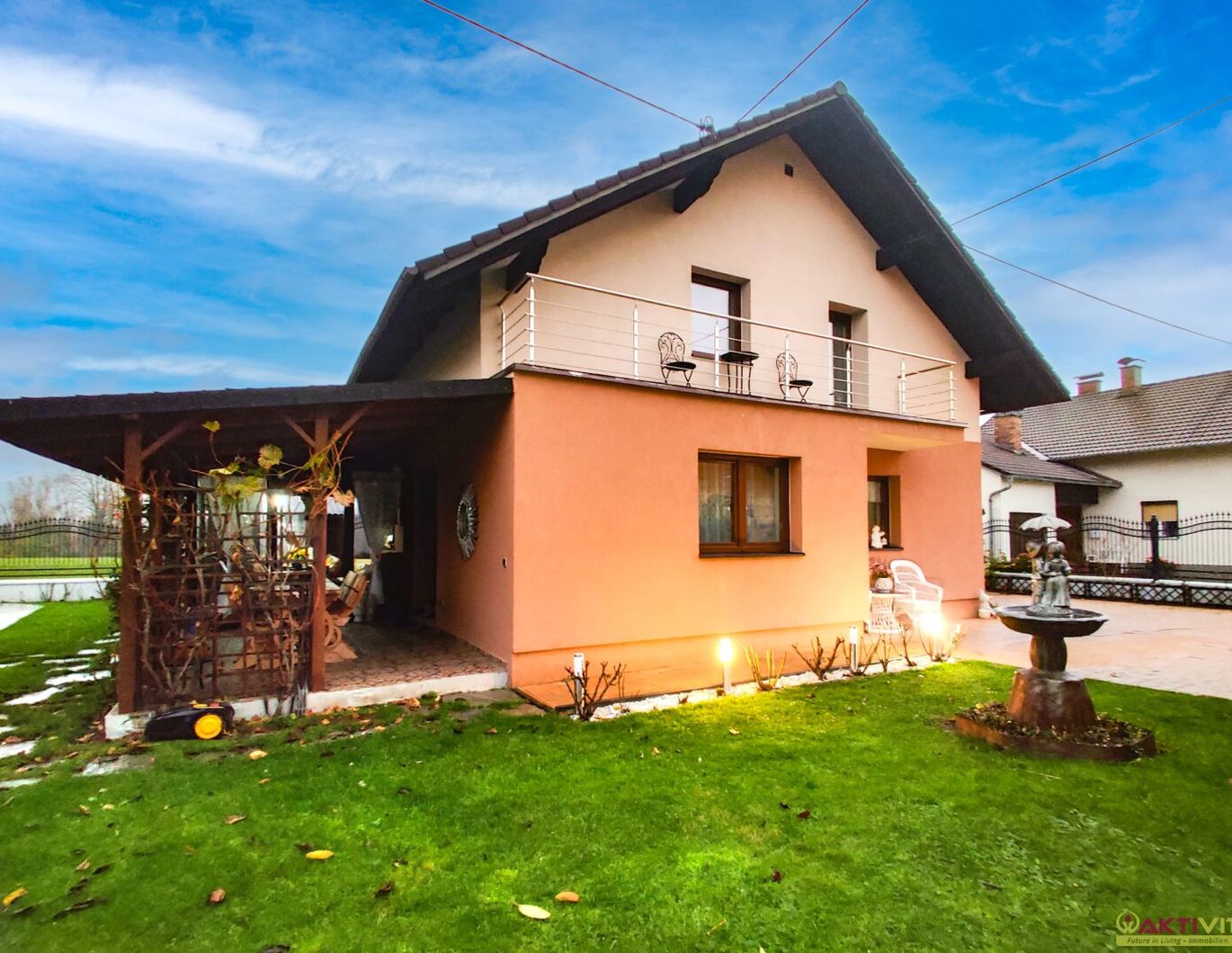 Attraktives Einfamilienhaus mit Terrasse, Balkon & Pool in Altheim.