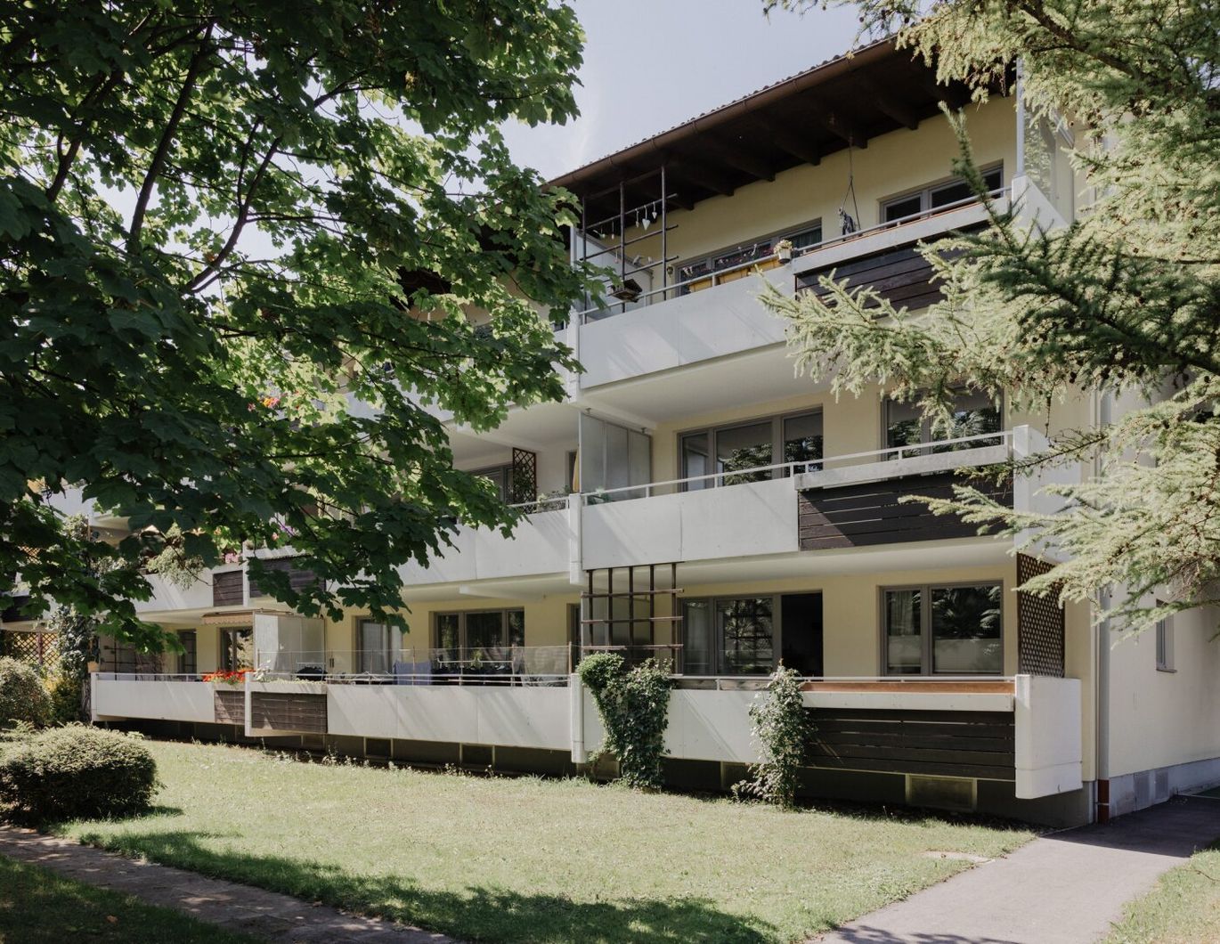 Wunderschöne, ruhige 3,5-Zimmerwohnung, großer sonniger Südbalkon, Carport