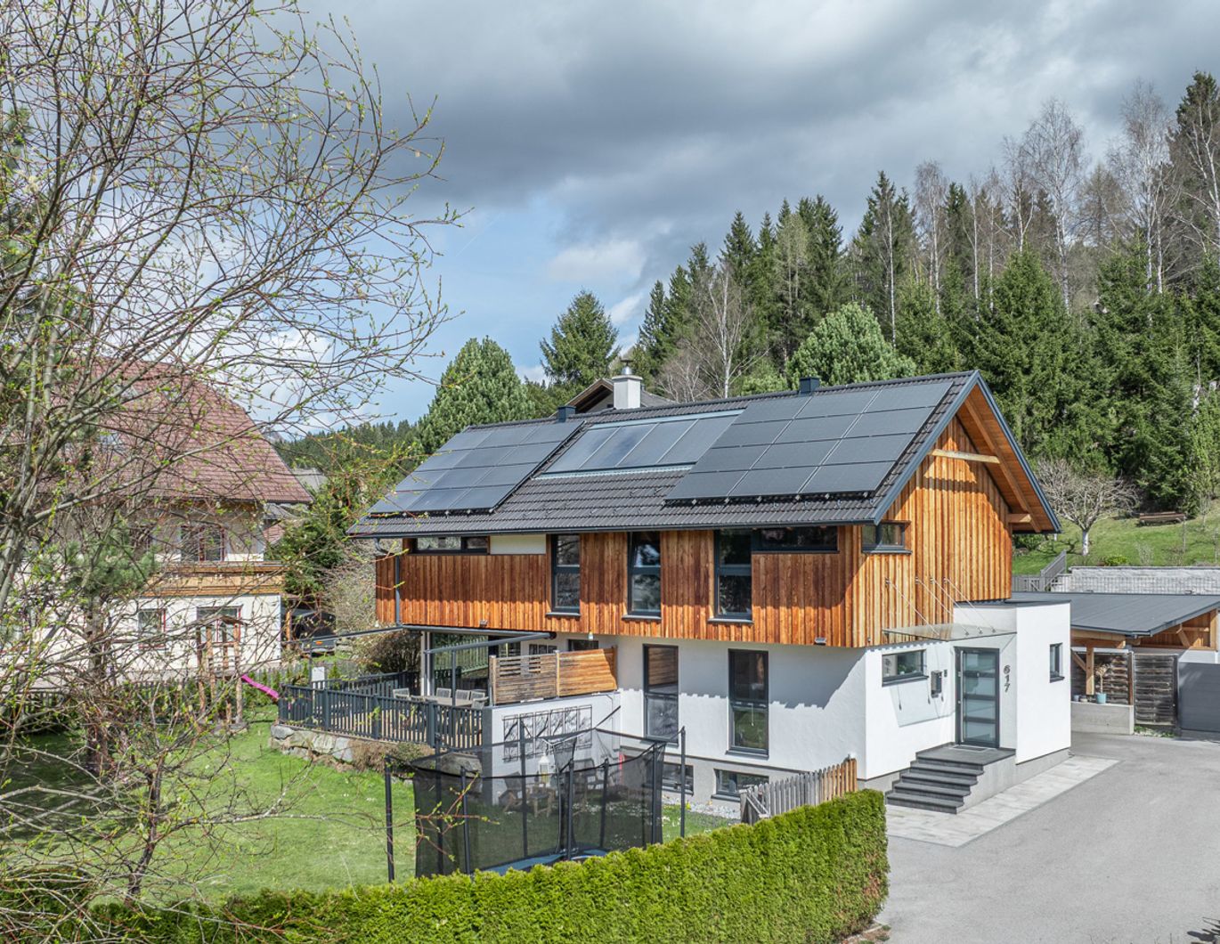 Modernes Einfamilienhaus mit Carport und Garten