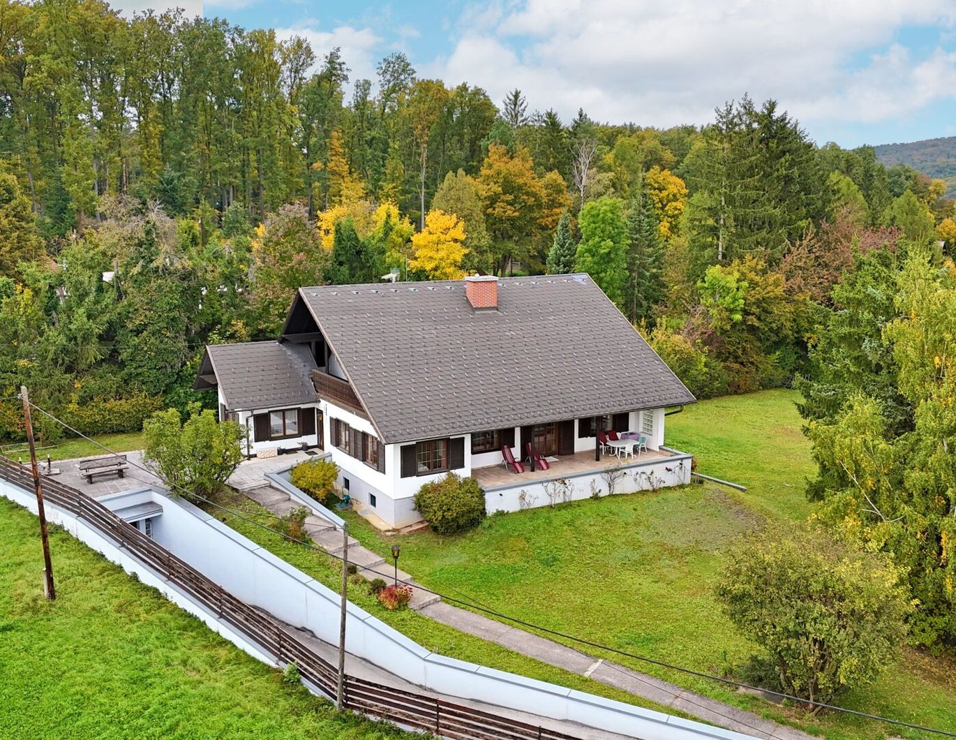 Premiumlage im Wienerwald! Idyllisch gelegenes Landhaus mit Wellnessbereich und Panoramablick