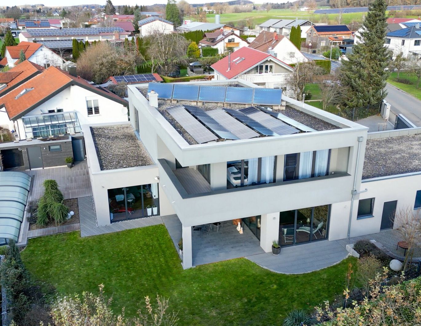 Exklusive Villa mit Indoor- & Outdoor-Pool, Smart-Home-Ausstattung und durchdachtem Raumkonzept