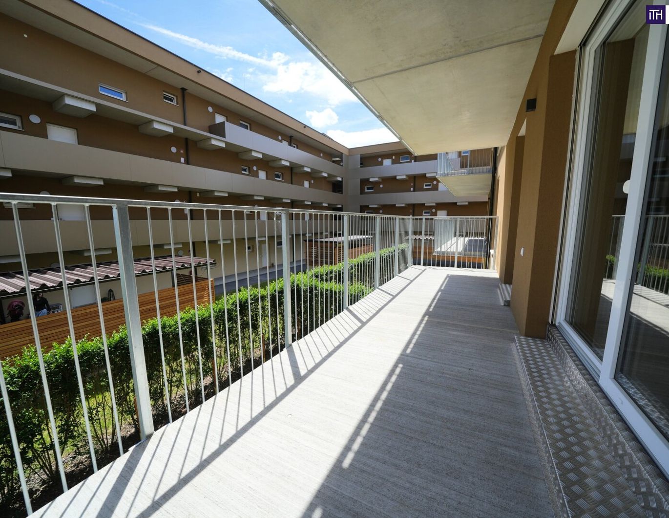 ATTRAKTIVE 2-Zimmer-Wohnung mit sonnigem Balkon, edler Tischlerküche und Tiefgaragenplatz - Erstbezug in bester Lage!
