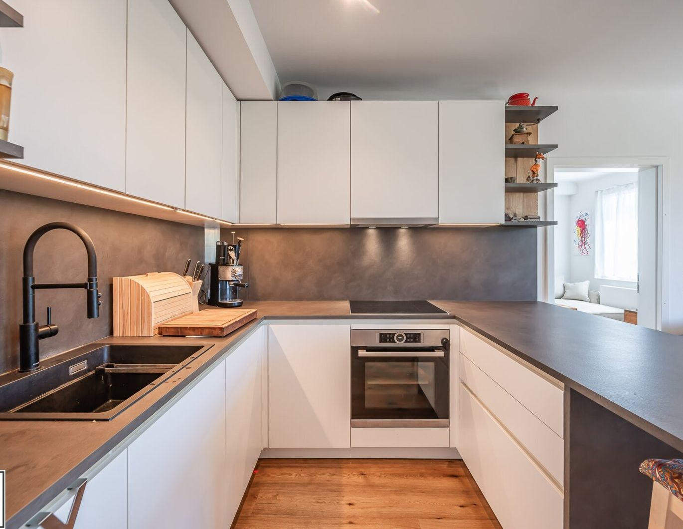 Gut geschnittene, modernisierte 4 Zimmer Wohnung mit Fernblick beim Schweizergarten - ab 1.9. beziehbar! - keine WG möglich