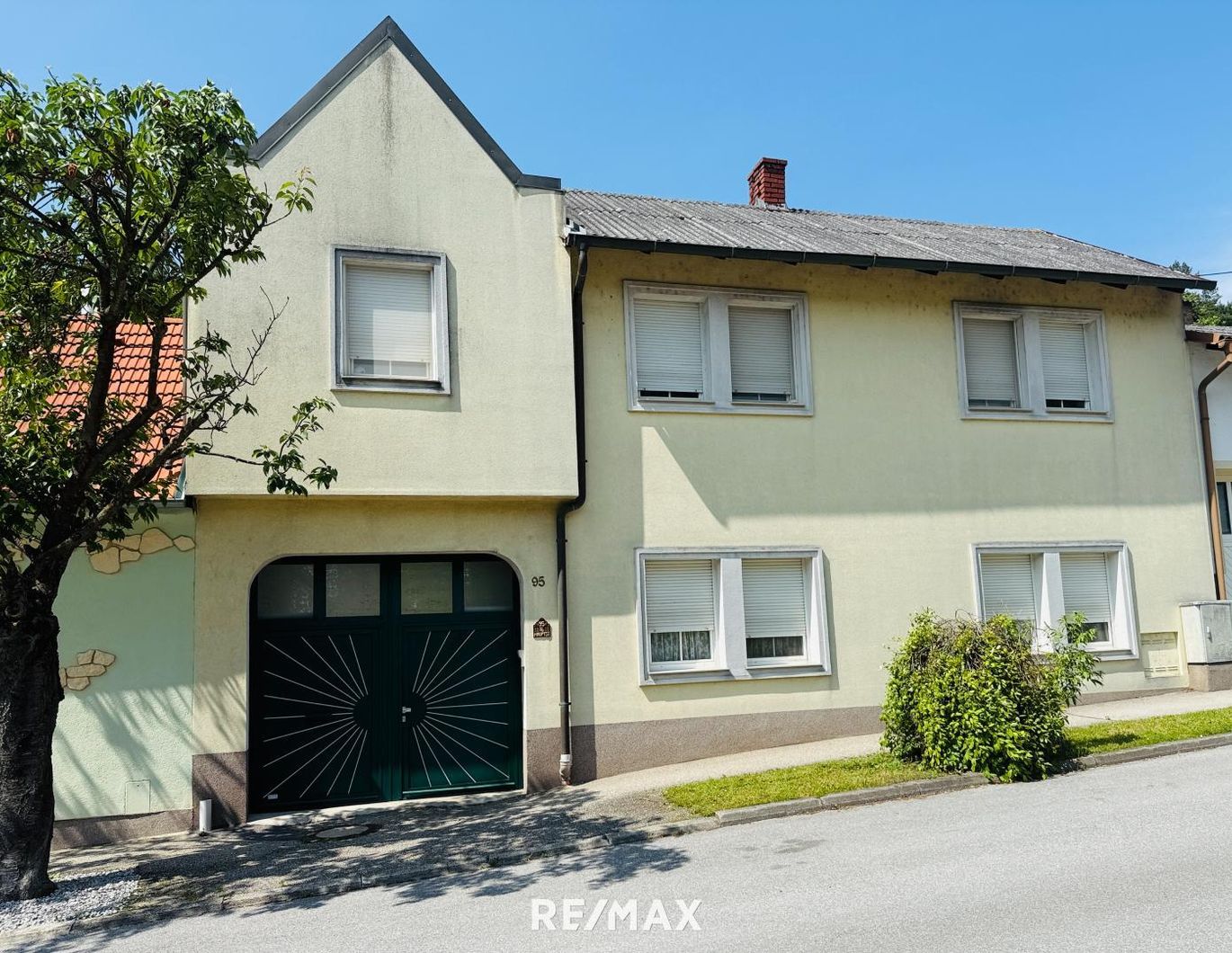 Einfamilienhaus mit Garage & Wintergarten in Ortsrandlage