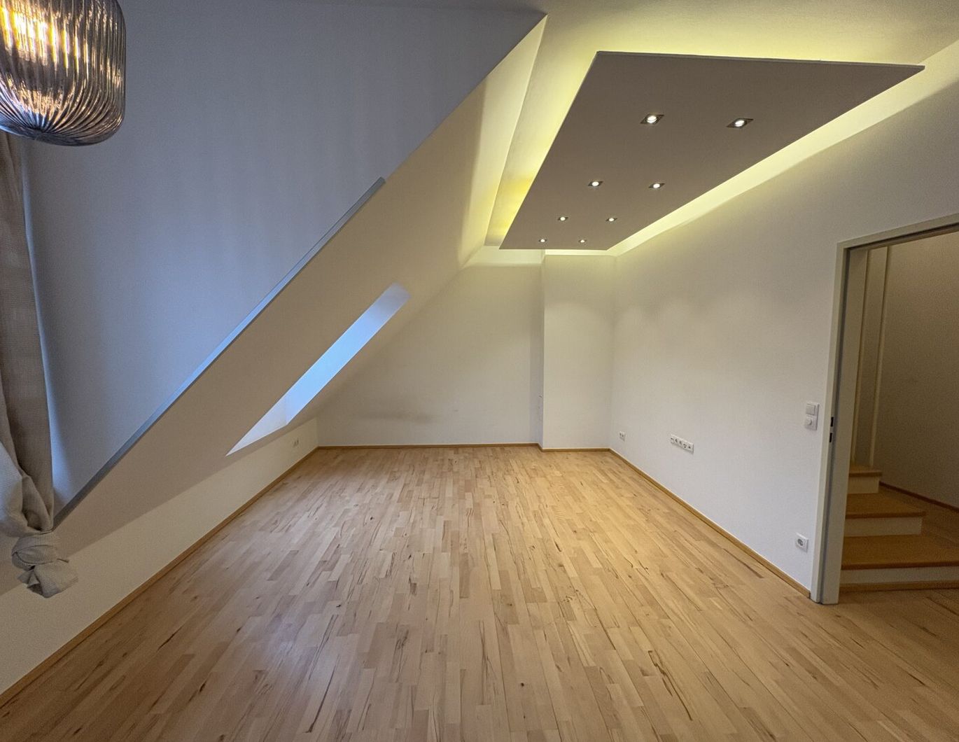 Schöne klimatisierte 2 Zimmer Maisonettewohnung im Dachgeschoß