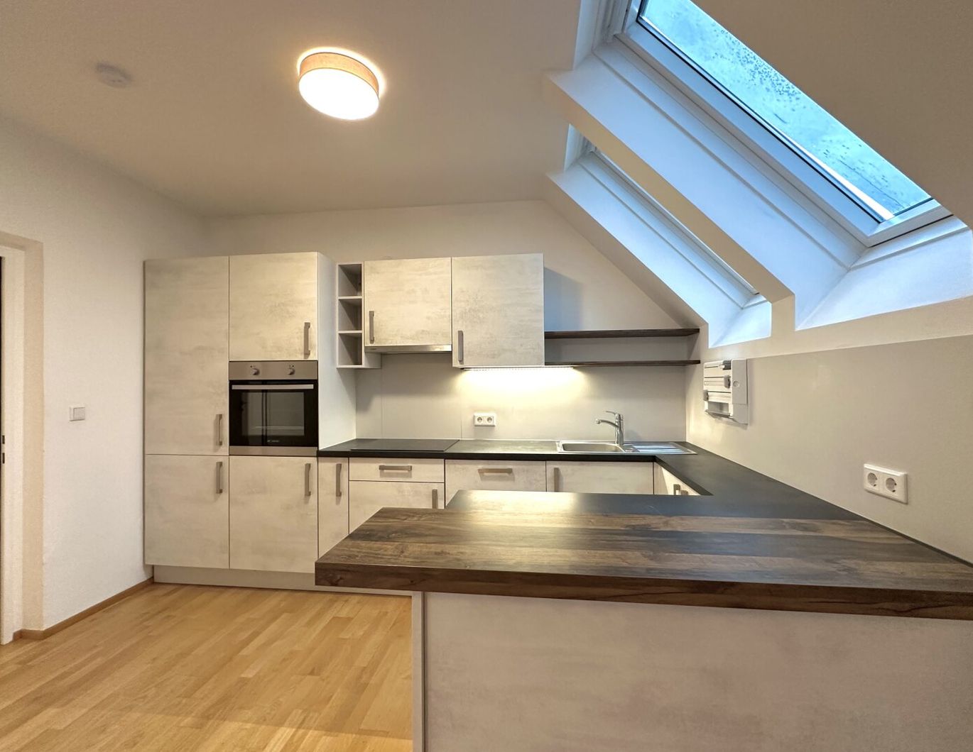 4-Zimmer-Dachgeschoßwohnung mit Loggia und Carportstellplatz!