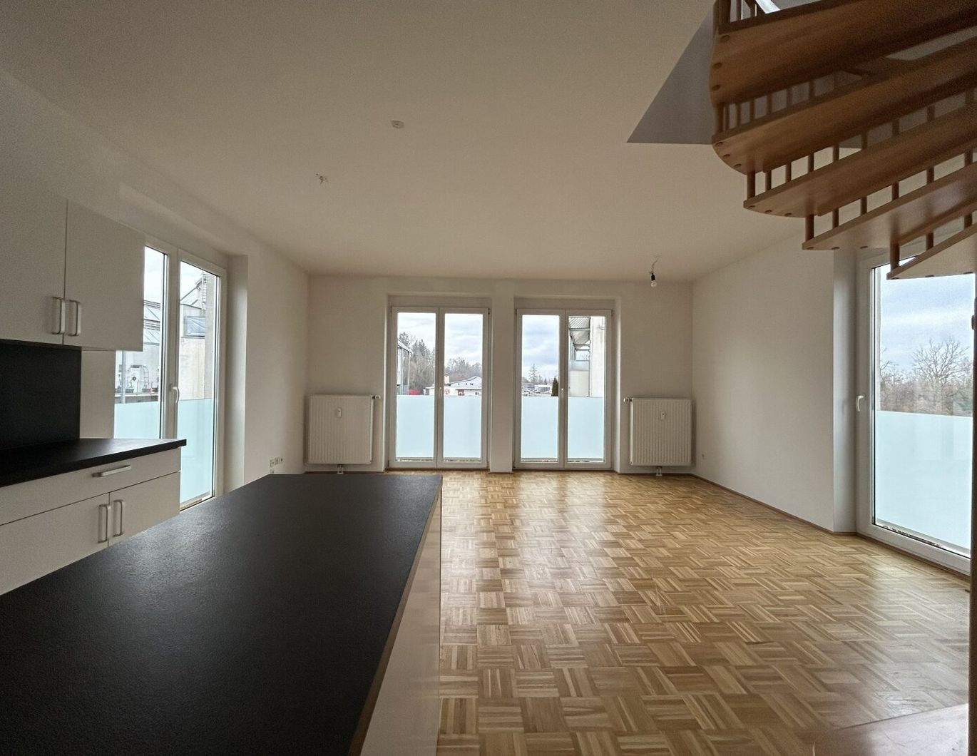 WOHNEN ÜBER 2 ETAGEN IN ENNS - 2 BALKONE UND MÖBLIERTE KÜCHE MIT GANZ VIEL WOHLFÜHLFAKTOR