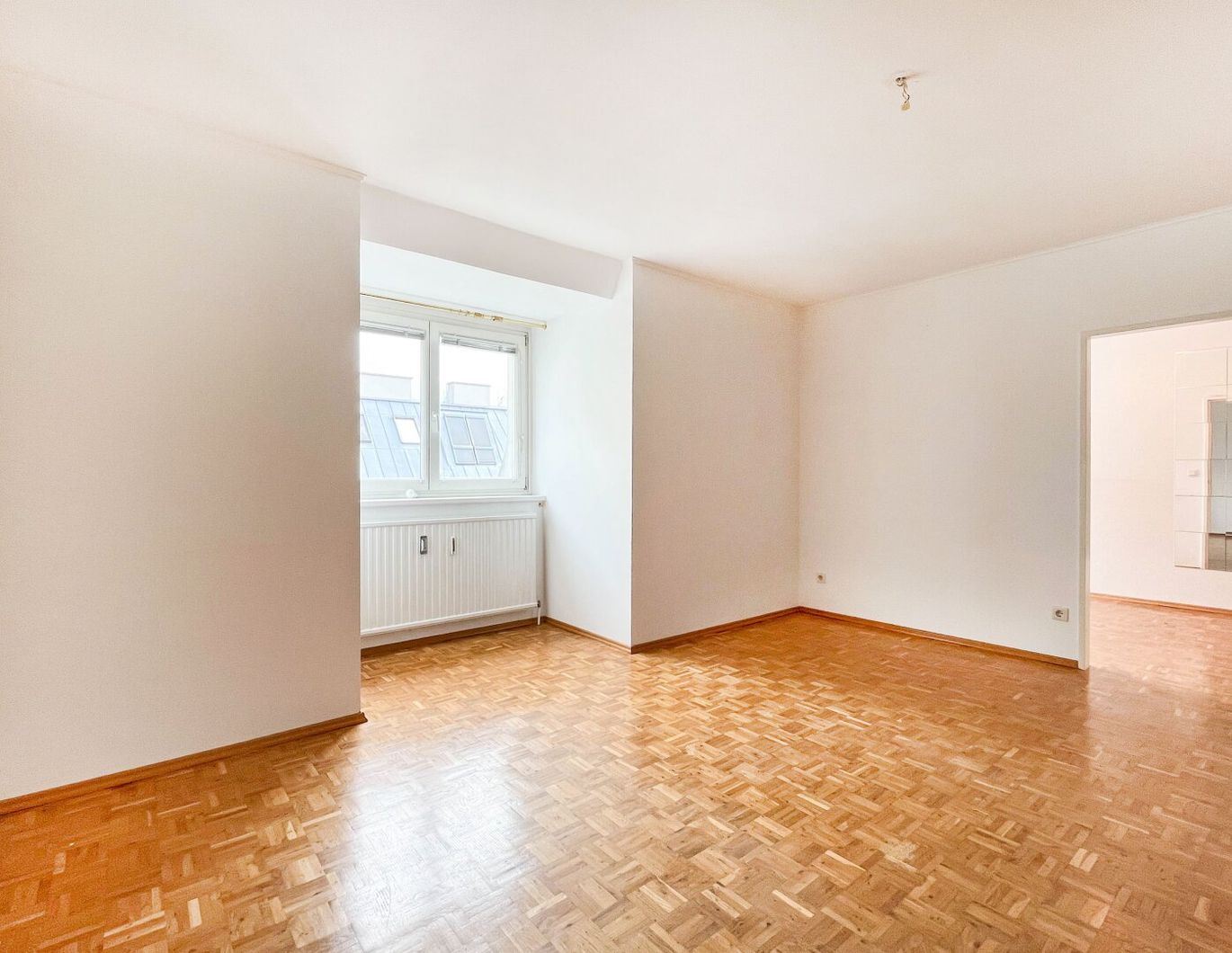 Gut vermietbare DG-Wohnung nahe Hütteldorfer Straße mit Parkplatz