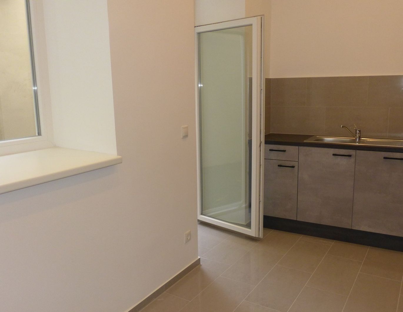 Nähe Volkstheater, Top 2-Zimmerwohnung mit kleiner Terrasse im Lichthof