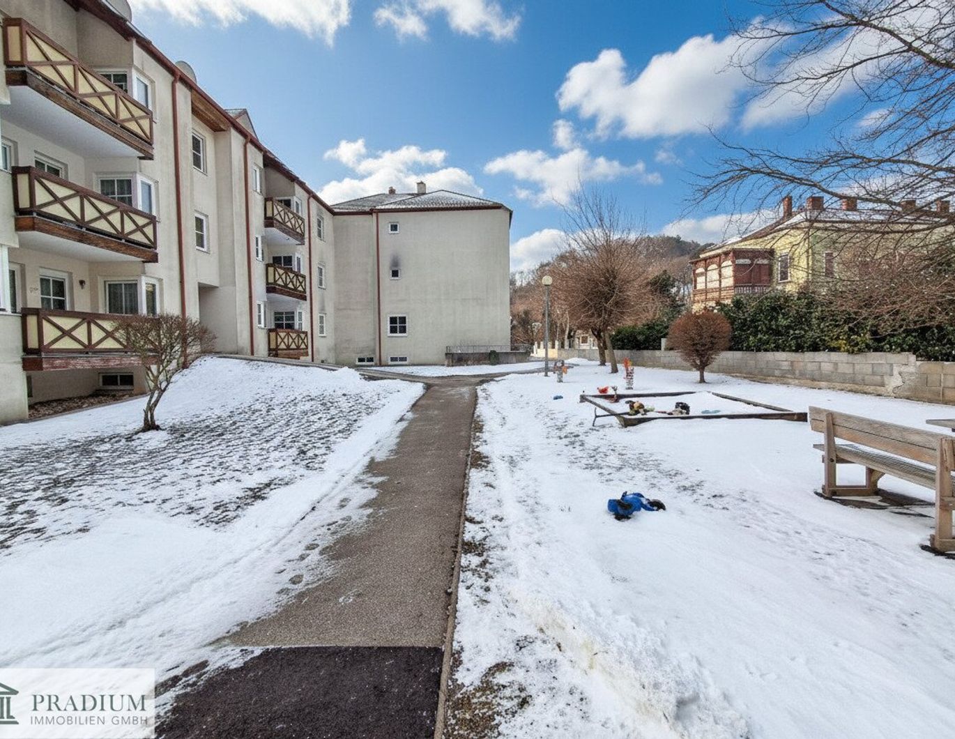 3 Zimmerwohnung mit Terrasse und 2 Parkplätzen