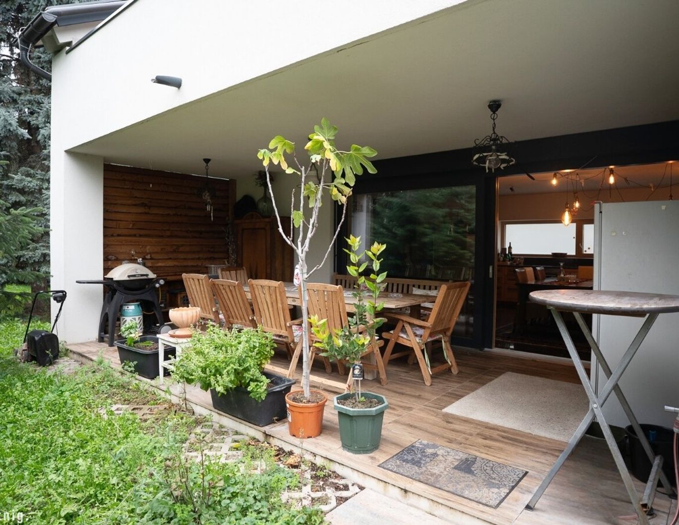 CHARMANTES DOPPELHAUS! Großzügiger Garten mit viel Privatsphäre!