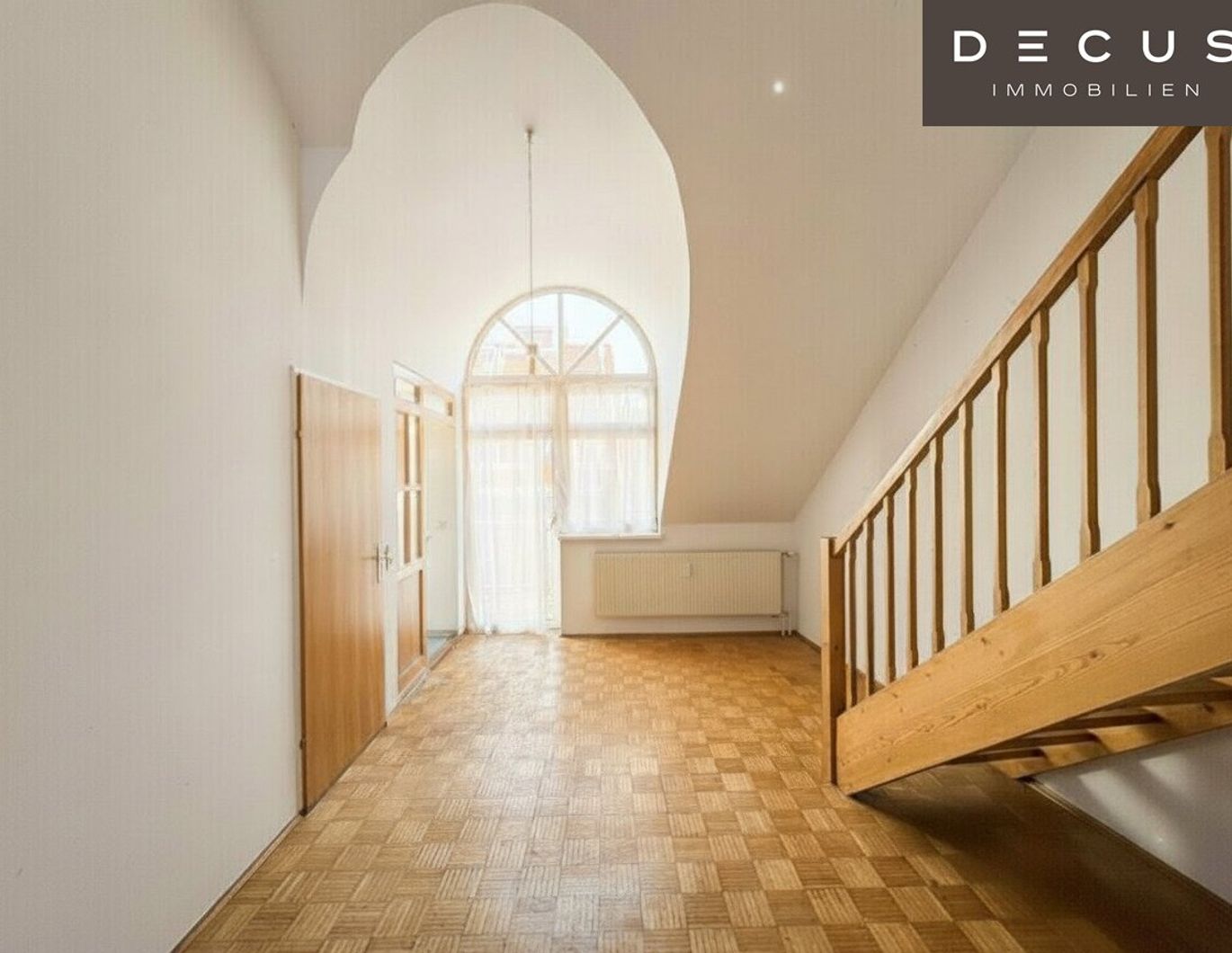 | CHARMANTE 3 ZIMMER-MAISONETTE-DACHGESCHOSSWOHNUNG MIT GALERIE | SONNIGER BALKON | CA. 80 m² | 4. OG | TEILWEISE SANIERUNGSBEDÜRFTIG | RUHIGER INNENHOF | IDEALE LAGE