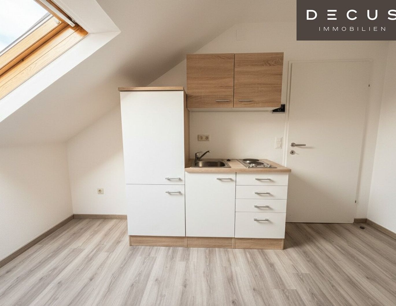 | CHARMANTE DACHGESCHOSSWOHNUNG | HELL & ZENTRAL | 4. OG | IDEAL FÜR SINGLES & STUDENTEN | TOP LAGE | NÄHE UNI