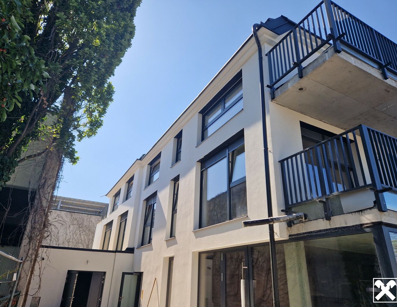 TRAUMHAFTE FAMILIENWOHNUNG MIT GROSSEM GARTEN SAMT TERRASSE BZW. LOGGIA UND NEBENGEBÄUDE - ÜBERGABE ERFOLGT BEZIEHBAR UND SCHLÜSSELFERTIG