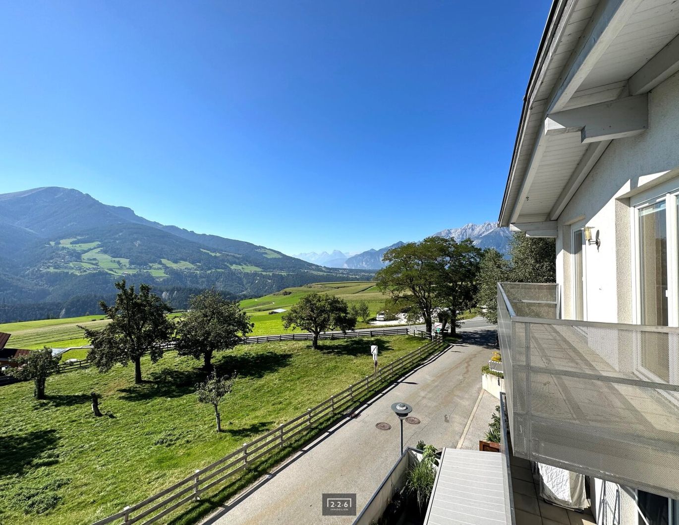 226 Immobilien | PREISREDUKTION 6 Zimmer-Dachgeschosswohnung + 3 Balkone / optional 2 TG-AP in Patsch