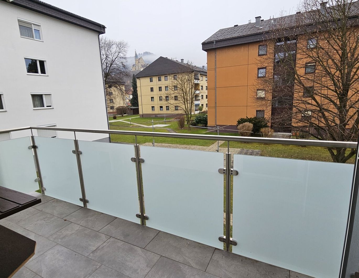Zentral und doch sehr ruhig gelegene, gemütliche, helle und gepflegte 3 Zimmerwohnung + extra Küche mit Balkon - perfekte Infrastruktur