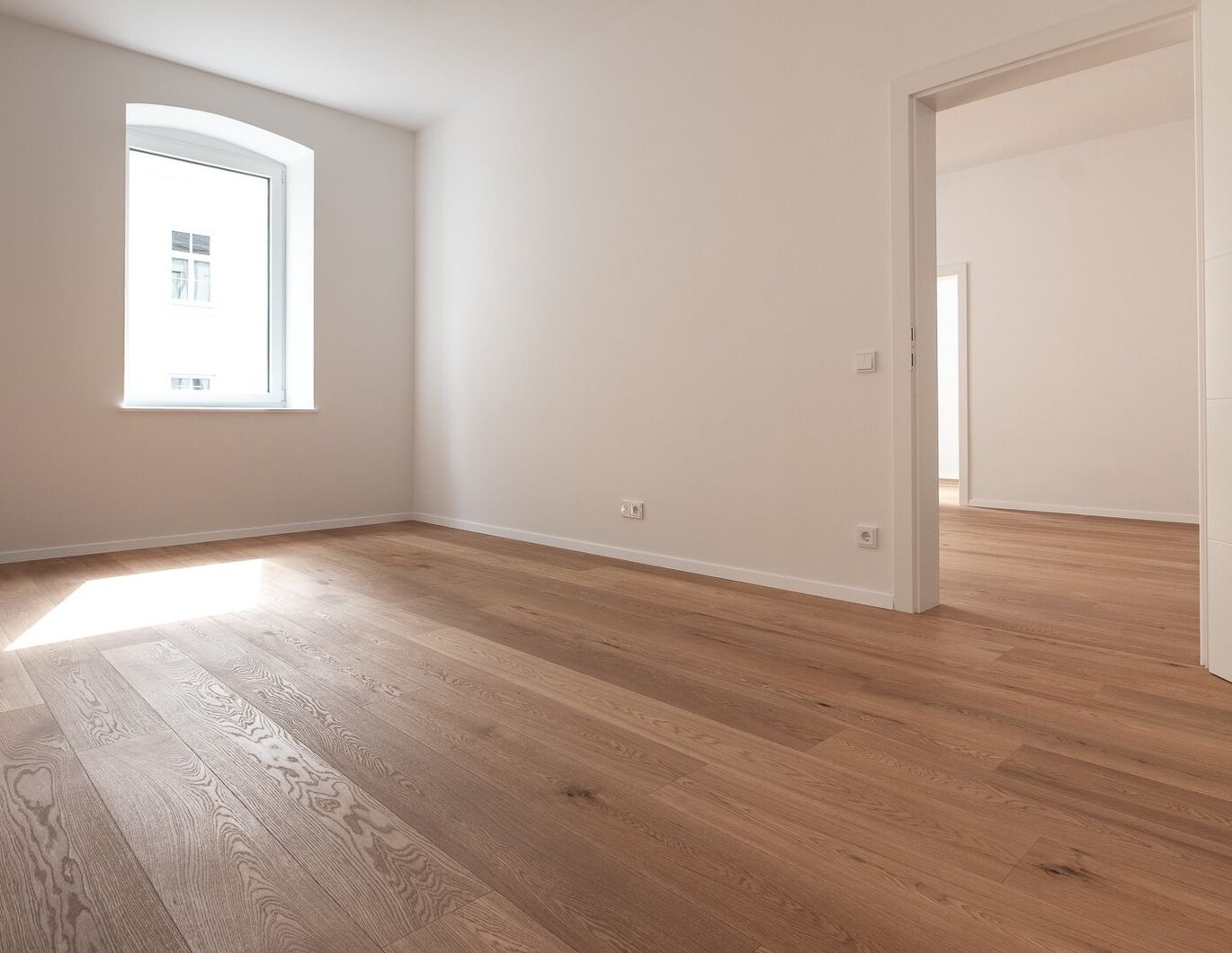 LINZ INNENSTADT. GENERALSANIERTE WOHNUNG MIT ALTBAUCHARME.