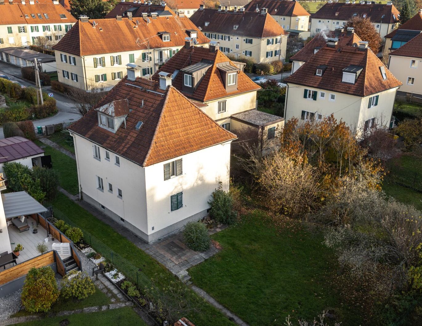Sanierungsbedürftiges Einfamilienhaus mit Entwicklungspotenzial und drei Wohneinheiten in Toplage Leopoldskron