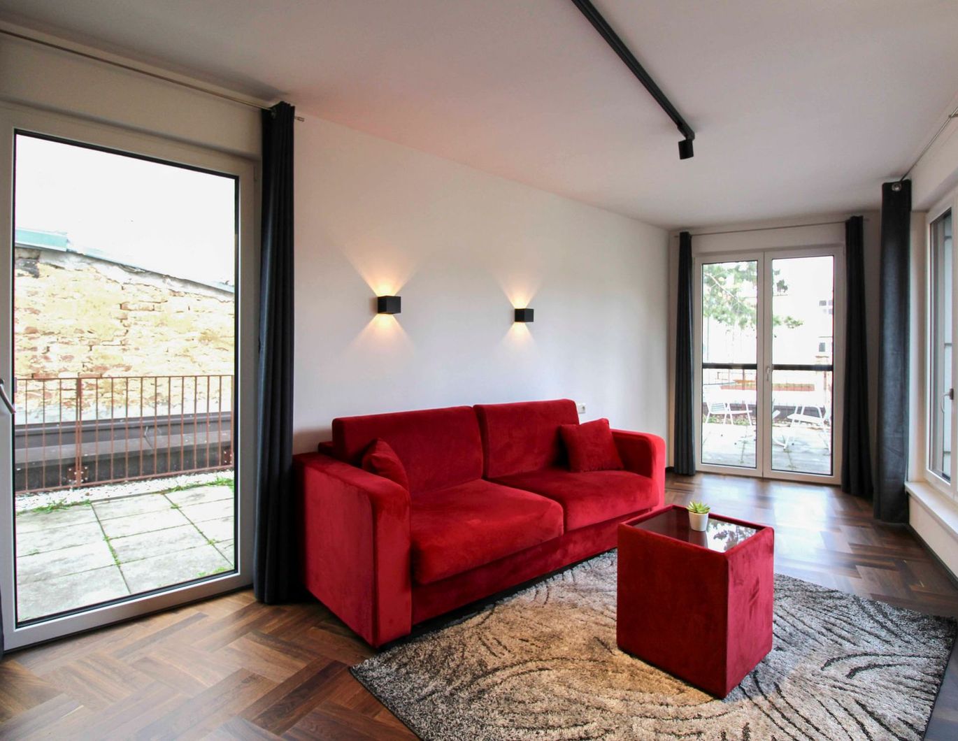 Ruhige Innenhoflage : Möblierte Terrassenwohnung in neuwertigem Zustand inkl. Garagenplatz