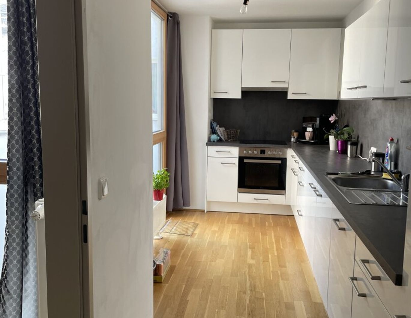 Moderne, geräumige 2-Zimmer-Wohnung mit möblierter Küche und kleinem Balkon in Zentrumslage Ried