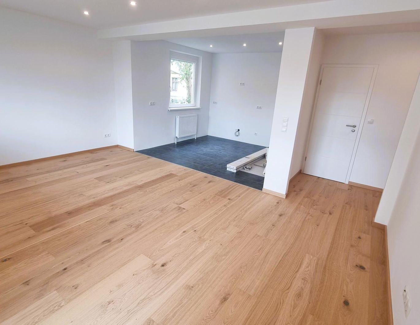 Kernsanierte Dreizimmerwohnung mit großer Loggia und großem Keller!