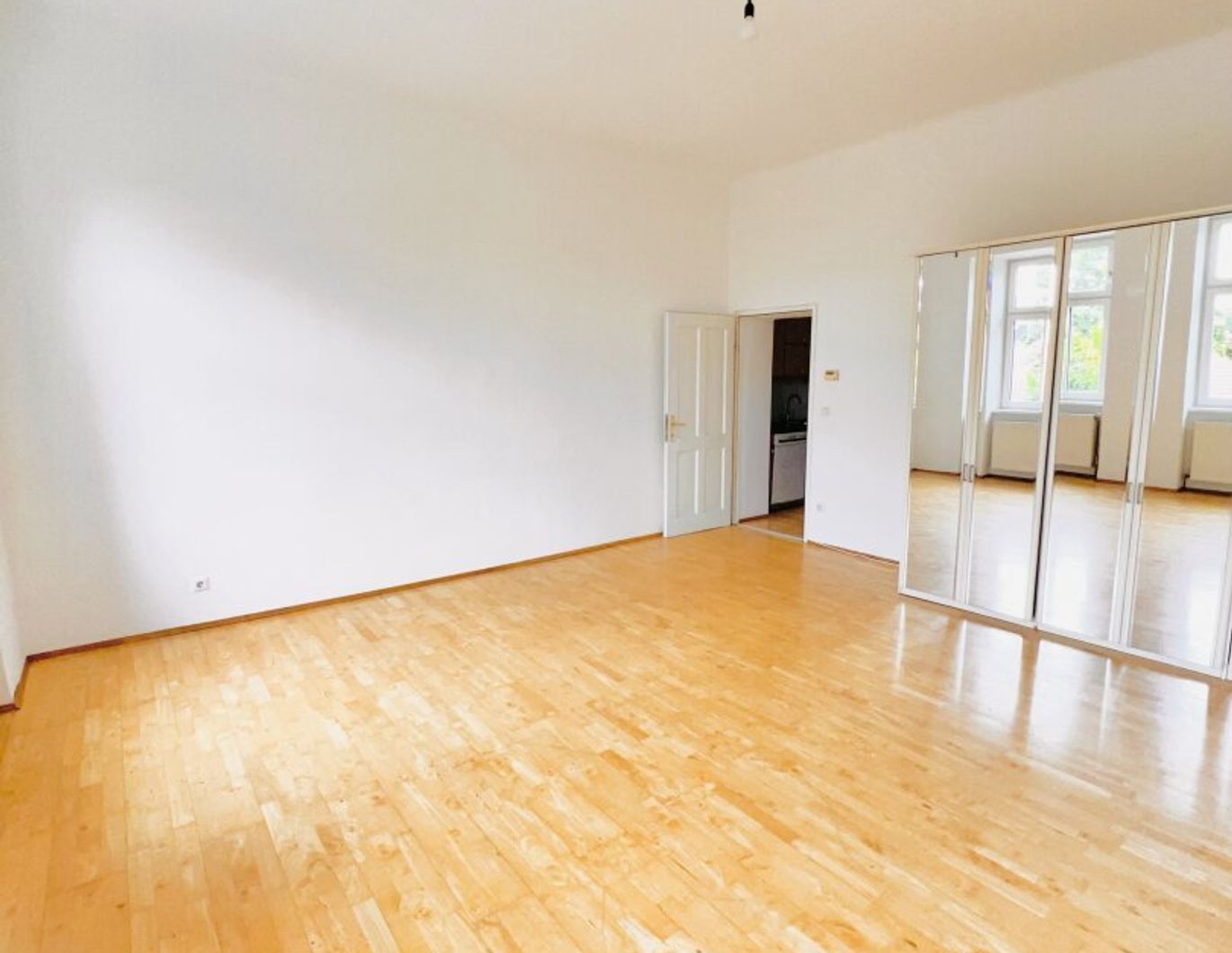 Helle 2 Zimmer Altbauwohnung in ruhiger Lage von Stadlau